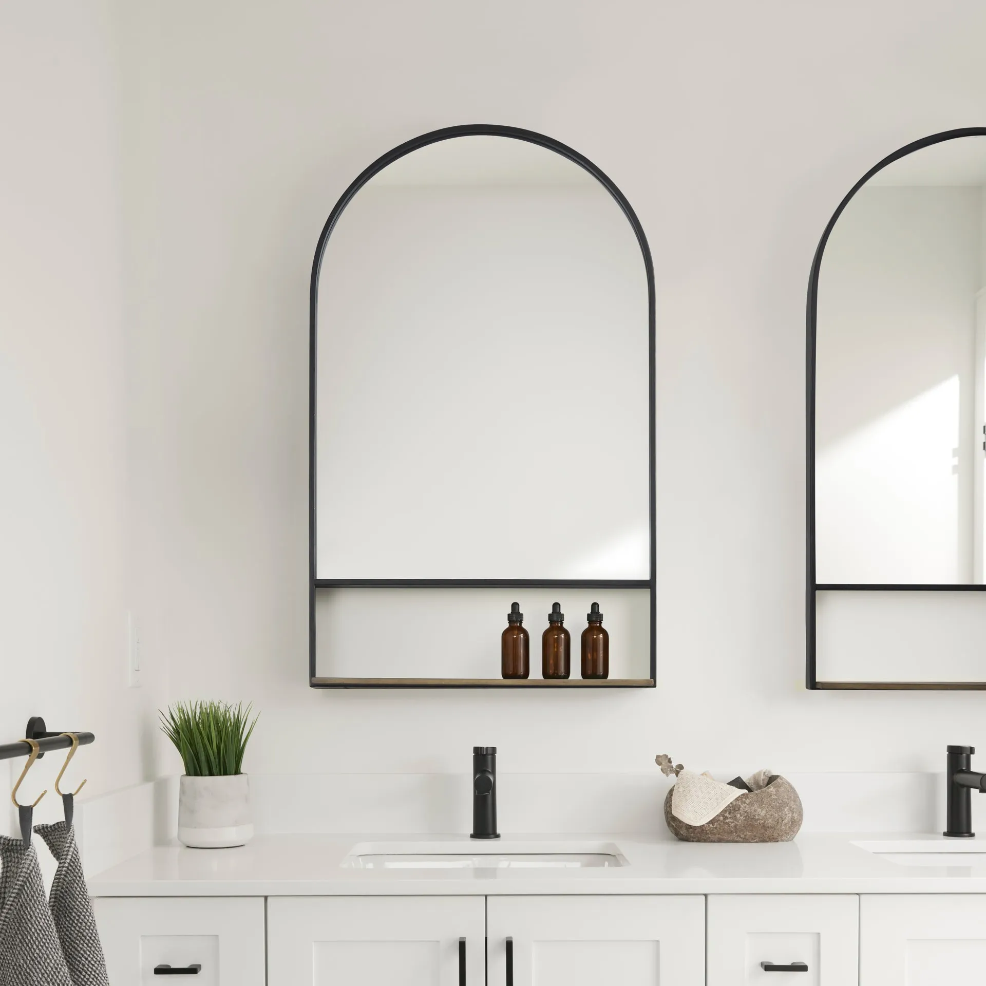 Cora Mirror